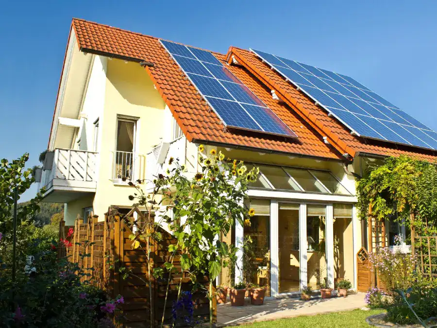 Solarmodule auf einem modernen Einfamilienhaus