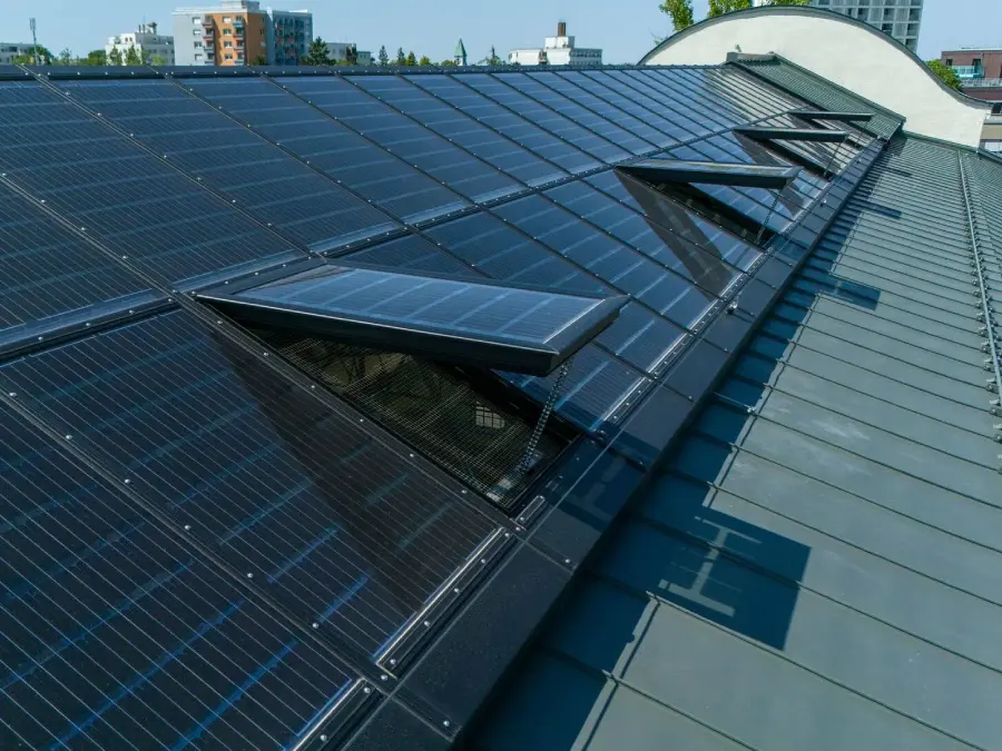 Dach mit Photovoltaik und Teilverschattung
