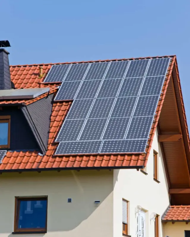 Technische Ansicht einer Photovoltaikanlage an einem modernen Haus
