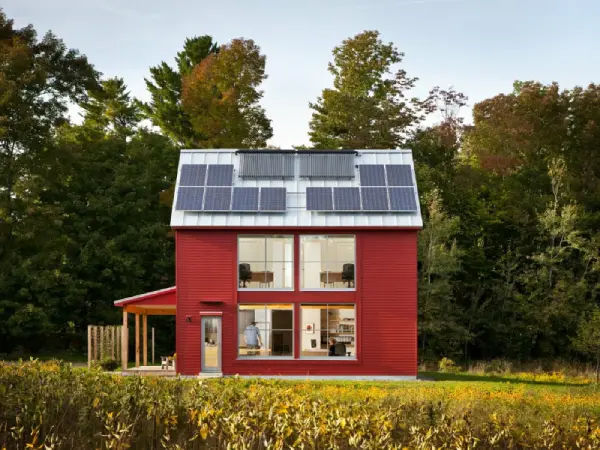 Kleines Einfamilienhaus mit Solarmodulen