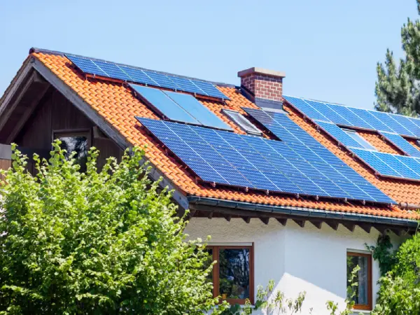 Familienhaus mit Photovoltaikanlage auf geneigtem Dach