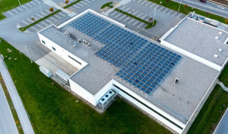 Größeres Gebäude mit umfangreicher Photovoltaikfläche